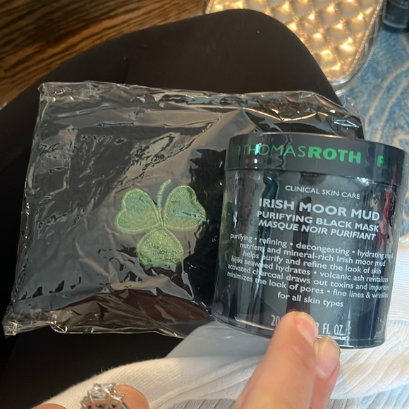 Peter Thomas Roth Irish moor mud with shamrock towel - Picture 6 of 6